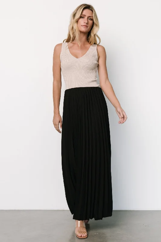 Vinny Pleated Maxi Skirt | Black low waist skirt